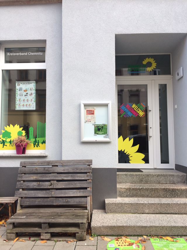 Ein Foto vom Eingang der Geschäftsstelle am Brühl.