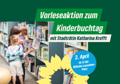 Vorleseaktion zum Kinderbuchtag, mit Stadträtin Katharina Krefft, 2. April, 10-13 Uhr Frau mit Kinder in der Bücherei, sieht sich Kinderbücher an