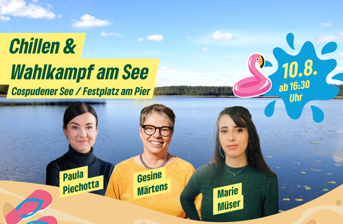 Paula Piechotta, Gesine Märtens und Marie Müser vor dem Cospudener See. im Vordergrund Sand und Flipflops ein aufblasbarer Flamingo. Text: Chill & und Wahlkampfam See, Cospudener See, Festplatz am Pier, 10.08. ab 16:30 Uhr